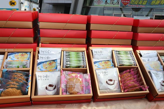若竹兒教育基金會的「公益愛心禮盒」裡有濾泡式咖啡、大禹嶺茶包、楓糖燕麥餅乾等，皆由機構服務對象手作及包裝。（嘉義縣政府提供∕呂妍庭嘉義傳真）