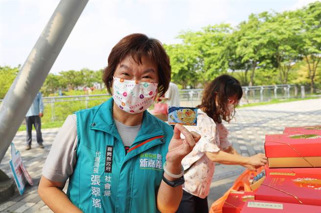 若竹兒教育基金會的「公益愛心禮盒」裡有濾泡式咖啡、大禹嶺茶包、楓糖燕麥餅乾等，皆由機構服務對象手作及包裝。（嘉義縣政府提供∕呂妍庭嘉義傳真）