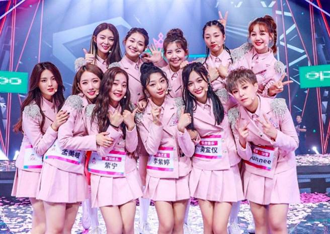 杨超越（下左一）曾是女团「火箭少女101」成员之一。(图/ 摘自火箭少女101官方微博)