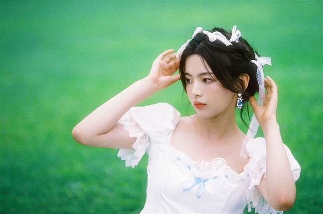 杨超越工作室释出一系列杨超越最新美照，超仙模样让网友以为仙女下凡。(图/ 摘自杨超越工作室微博)