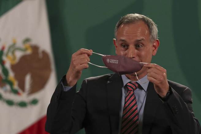 墨西哥卫生部表示，该国估计约有1/4人口已感染新冠肺炎，远超过官方统计。图为该国卫生部副部长拉米雷斯。（图／美联社）