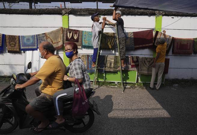 印尼近来多项血清检测研究显示，该国曾染疫人数远高于官方统计。图为雅加达街道。（图／美联社）