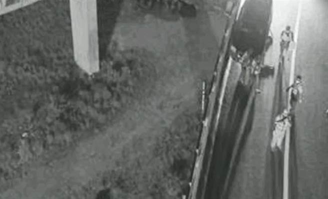 國4神岡引道自撞車禍，40歲駕駛「慘死7公尺橋下」，腦漿外露。（圖／臉書_記者爆料網）