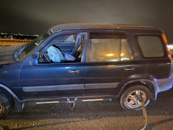 國4神岡引道自撞車禍，40歲駕駛「慘死10公尺橋下」，腦漿外露。（圖／民眾提供）