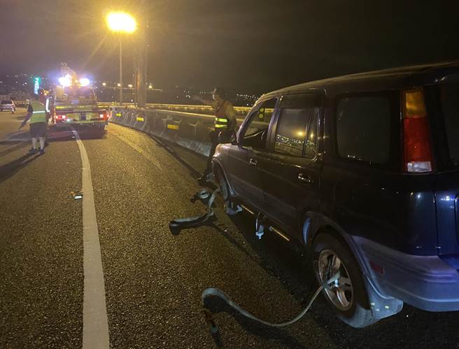 國4神岡引道自撞車禍，40歲駕駛「慘死10公尺橋下」，腦漿外露。（圖／民眾提供）