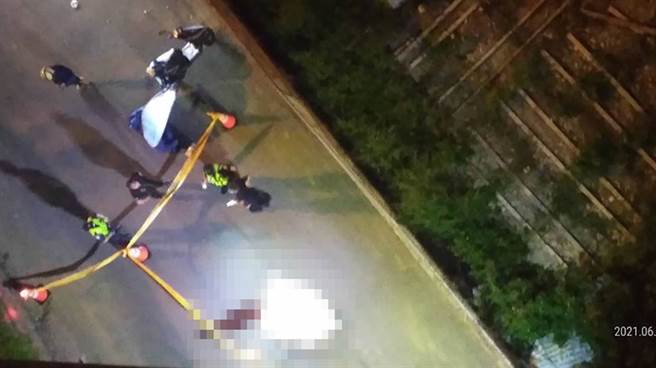 國4神岡引道自撞車禍，40歲駕駛「慘死10公尺橋下」，腦漿外露。（圖／民眾提供）