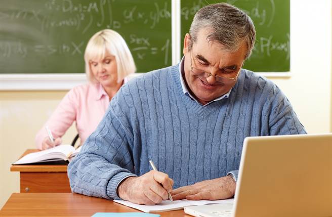 天蝎座、双鱼座、双子座的人天生上进又好学，追求一辈子活到老学到老。（图／Shutterstock）
