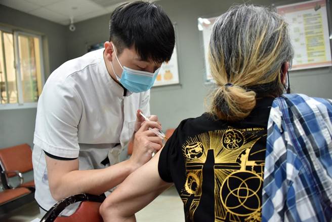 台北市长柯文哲怒批中央「资讯不对称」，高雄卫生局疾管处长何惠彬心里相当不平，希望不要让口水淹没防疫。（高市府卫生局提供／洪浩轩高雄传真）