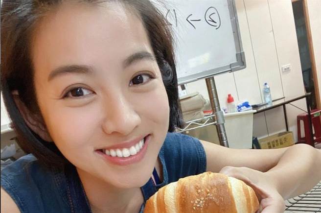 米可白甜美外型，深受许多粉丝喜爱。（图/米可白脸书）