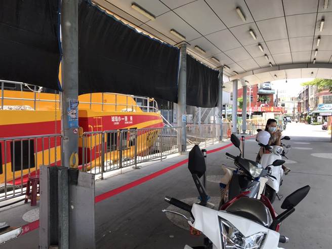 端午連假12日登場，而在疫情影響下，東琉線碼頭人潮不再。（謝佳潾攝）