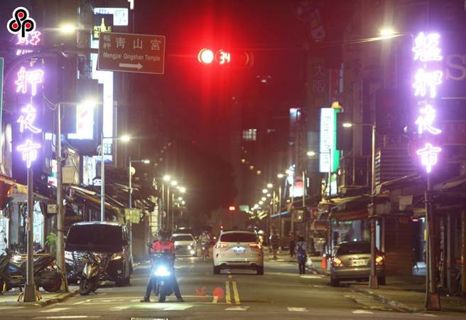 卫福部次长石崇良日前失言，指这次新冠肺炎本土疫情破口在万华惹议，疫情指挥中心指挥官陈时中12日致歉，强调没人愿意染疫或传染给他人，昔日人声鼎沸的万华艋舺夜市只剩霓虹灯闪烁，不见摊贩与民眾身影，宛如空城。（陈怡诚摄）