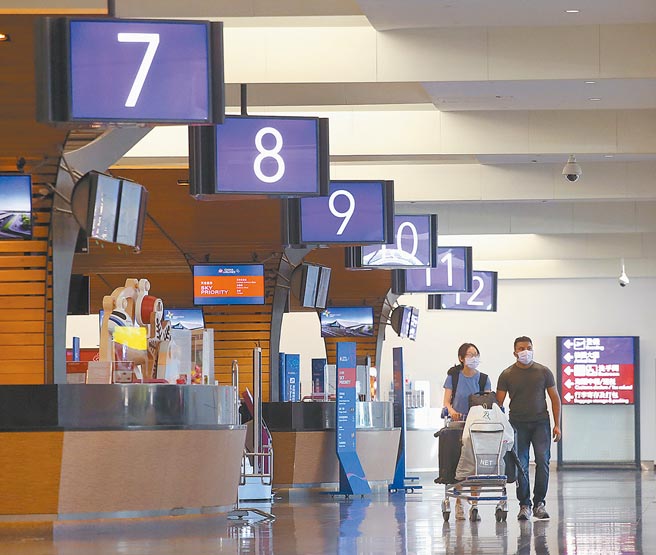 歐洲、英、日本已開始討論如何為疫苗護照制定國際通用規則。圖為桃園機場第一航廈出境大廳。（范揚光攝）