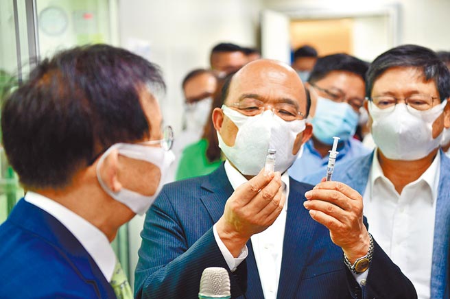 衛福部長陳時中昨天在立法院表示，預計6月底進行高端疫苗緊急授權審查。圖為行政院長蘇貞昌訪視高端疫苗生物製劑股份有限公司。（行政院提供）