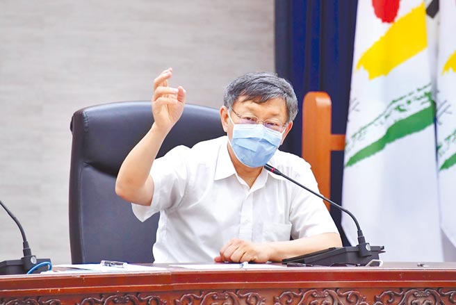 下周新一批AZ疫苗即將開打，台北市長柯文哲11日主持防疫會議，不滿中央未把施打規則講清楚，一堆問題推給地方政府自行處理。（台北市政府提供／張立勳台北傳真）