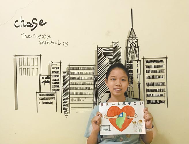 高雄巿新庄国小170位毕业生手写、绘制感谢卡，并剪辑成〈明天会更好〉MV，向防疫的医护人员致敬。（校方提供／曹明正高雄传真）