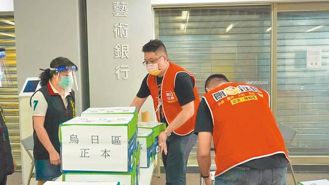 「删Ｑ总部」11日补件1万1583份连署书，领衔人杨文元表示距离成功只差一步。（「删Ｑ总部」提供／陈淑娥台中传真）