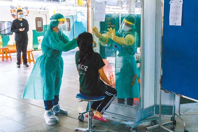 端午连假，民眾返乡花莲在月台接受快筛。（花莲县府提供／王志伟花莲传真）