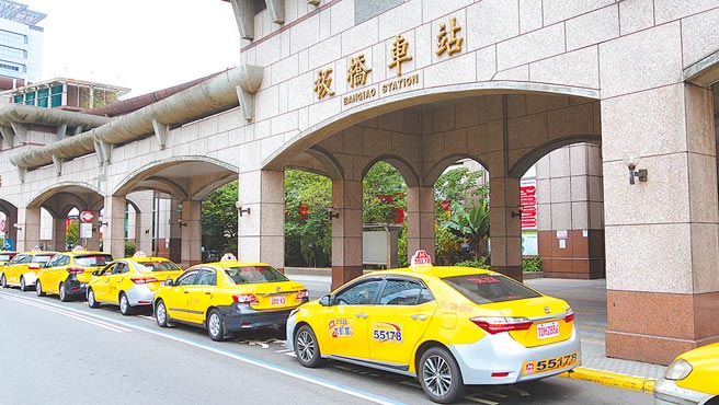 新冠疫情嚴峻，雙北物流貨運業無法負荷，新北市11日起開放新北市計程車加入物流配送業，協助配送貨物及外送餐點。（新北市交通局提供／許哲瑗新北傳真）