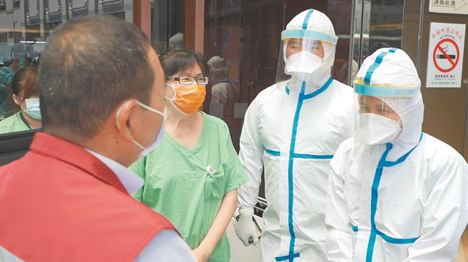 新北市徵召6间饭店转型集中检疫中心，市长侯友宜11日前往最新成立、由土城长庚医疗团队进驻的「深坑集中检疫中心」，关心内部设备与动线，并向医疗团队致谢。（新北市府提供／许哲瑗新北传真）