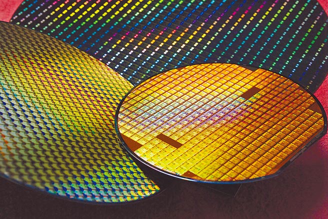 美国有线电视新闻网11日报导，台湾在全球半导体供应链的关键地位，专家警告气候危机带来的威胁恐更严重。图为台积电12吋晶圆。（台积电提供）