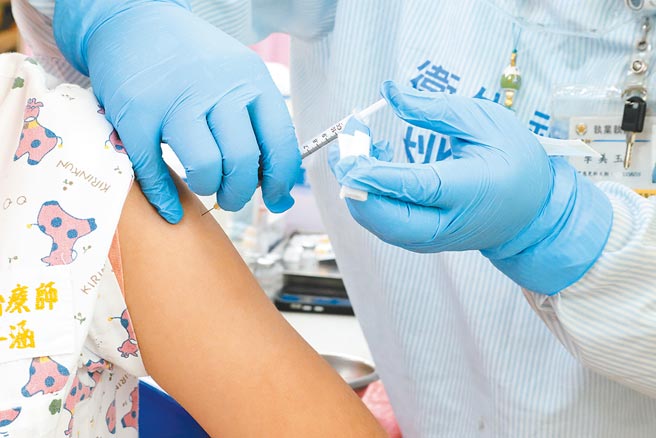 桃园市长郑文灿表示，75岁以上长者、65岁以上原住民15日开始打疫苗，市府12日会公布计画。（卫福部桃园医院提供／赖佑维桃园传真）