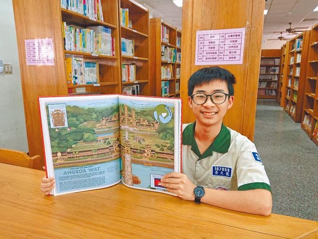 龟山幸福国中学生黄文龙父亲卧病在床、母亲专职照顾父亲，他获得2A3B成绩，为了就近照顾爸妈，目标寿山高中。（幸福国中提供／赖佑维桃园传真）