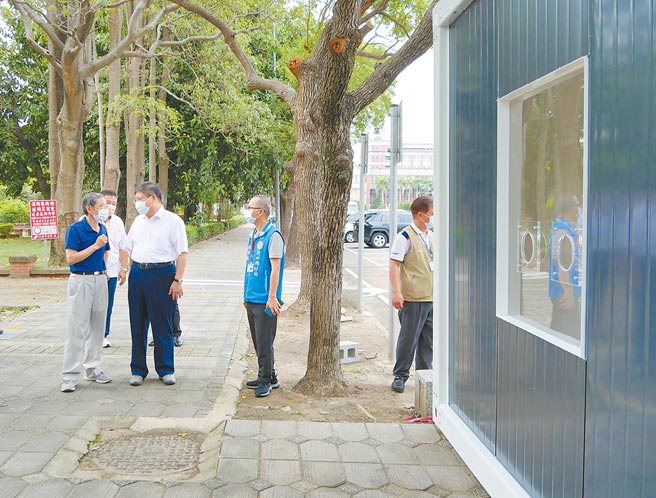 新竹县长杨文科（右三）视察社区快筛站府前站的设置状况。（庄旻静摄）