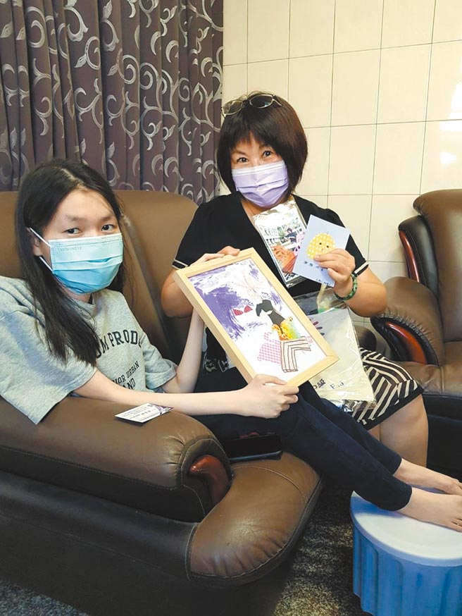 台南曾文家商罕病生谢宜洁（左）在家中办毕业成果展，校长陈艺昕与老师献上祝福。（台南曾文家商提供／刘秀芬台南传真）