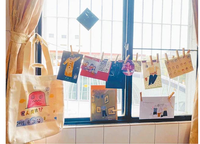 谢宜洁的作品挂在窗上展示。（台南曾文家商提供／刘秀芬台南传真）