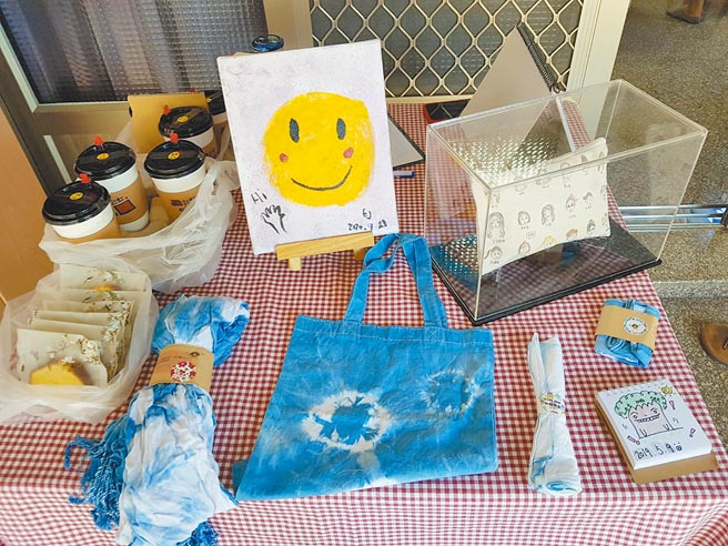 谢宜洁作品在桌上陈列。（台南曾文家商提供／刘秀芬台南传真）