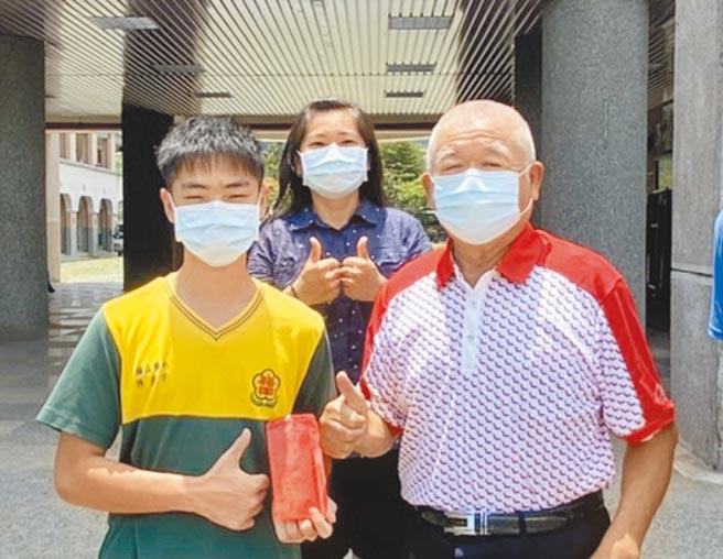 嘉县梅山乡太平村长严清雅（右）颁发红包给陈彦宇，后方为陈彦宇母亲。（梅山国中提供／张亦惠嘉县传真）