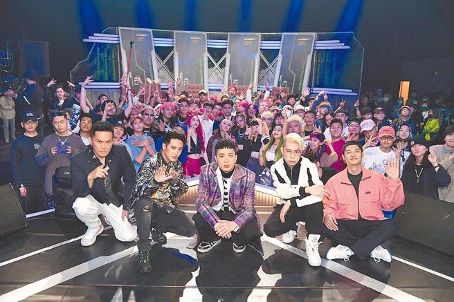 《大嘻哈時代》主持人J.Sheon（中）攜大支（左起）、熊仔、剃刀蔣、Leo王等導師挖掘下一個嘻哈巨星。 （台視提供）