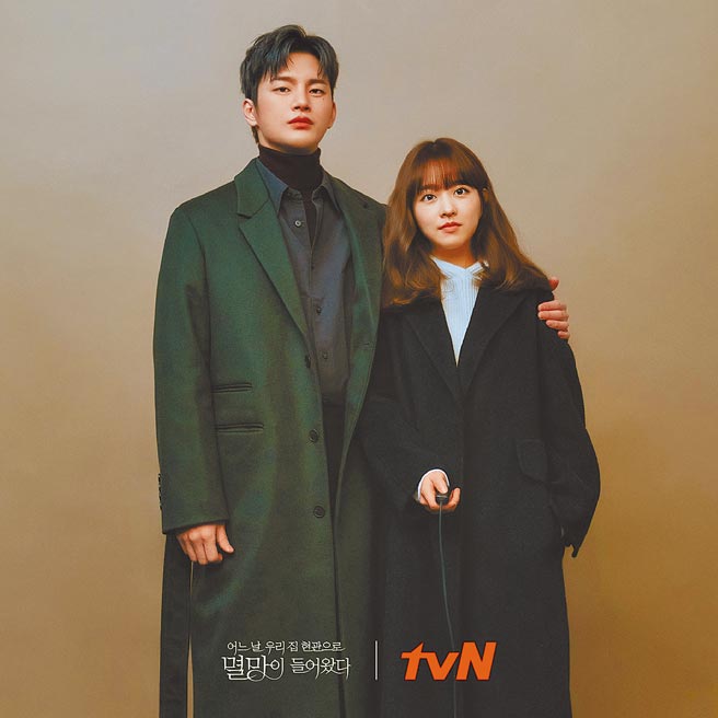 徐仁国（左）和朴宝英接受台媒越洋访问，为主演新剧《某一天灭亡来到我家门前》造势。（摘自韩网）