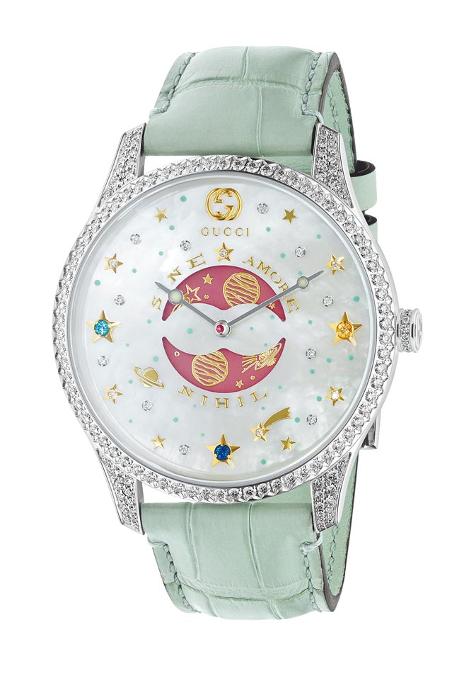 GUCCI G-TIMELESS月相腕表，白色珍珠母贝白金镶钻版 ，115万7000元。（GUCCI提供）