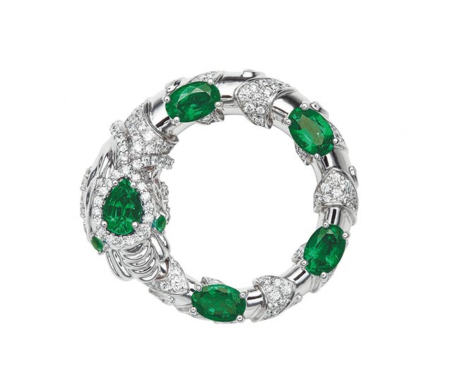 GUCCI「GUCCI PLAY」系列白金镶钻祖母绿表圈，210万7000元。（GUCCI提供）