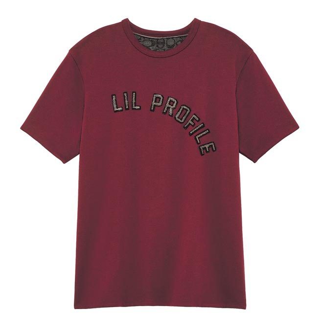 Coach今年80岁，也推动不少有趣活动，与Champion的合作即为一例，暗红色联名上衣9500元。（Coach提供）