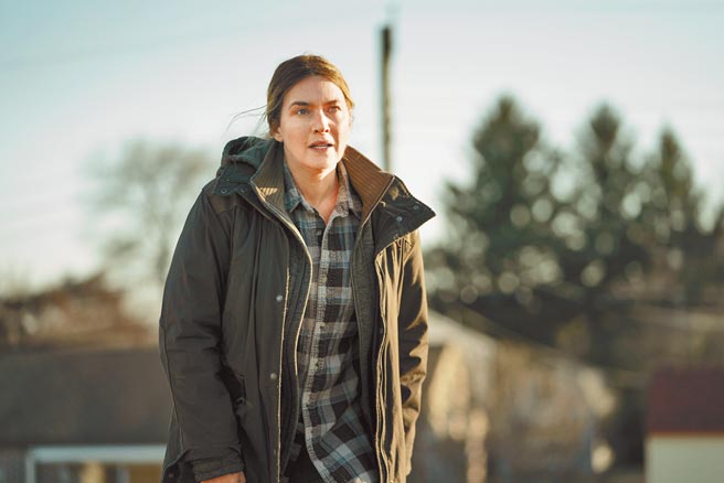 凱特溫絲蕾在《東城奇案》一洗過去英倫貴族氣質。（HBO提供）