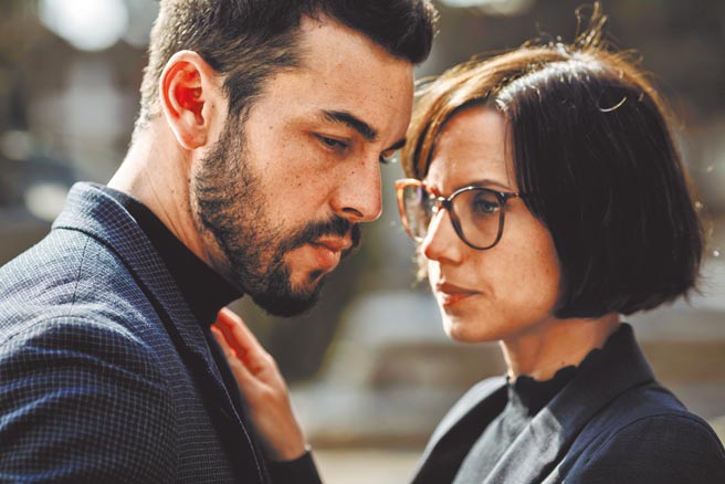 馬里奧卡薩斯（左）與劇中妻子奧拉加里多心中各自藏有祕密。（Netflix提供）