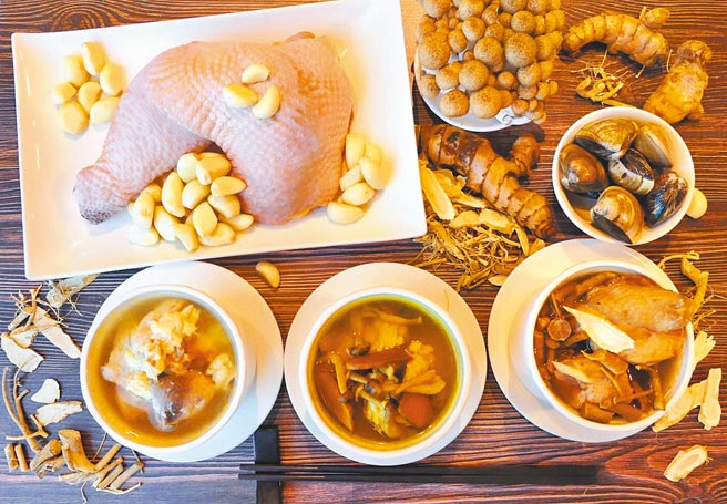 冷凍加熱即食新品「金牌主廚養氣雞湯禮盒」每盒5包999元，皆含「蒜頭蛤蜊雞湯」、「薑黃百菇燉雞湯」、「九尾草花旗蔘雞湯」3款口味。（福容淡水漁人碼頭店提供）