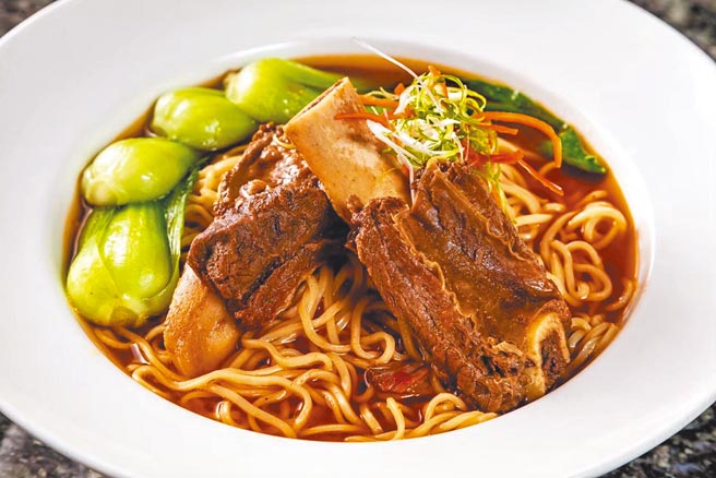 創下最高單日狂銷1500組的人氣冷凍料理包「極黑戰斧牛肉麵」，每盒5組1650元。（福容淡水漁人碼頭店提供）