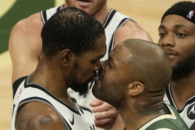 篮网队杜兰特(左)、公鹿队塔克在场上争吵，双方皆被吹技术犯规。（美联社资料照）