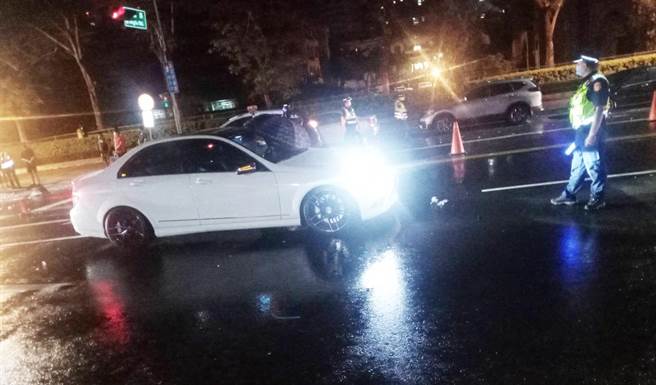 台中市南屯区永春东路近丰富路口，12日深夜10时许发生一起车祸，警方急忙派员于现场维持交通警戒。（翻摄记者爆料网）