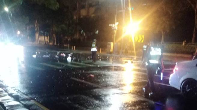 台中市南屯区永春东路近丰富路口，12日深夜10时许发生一起车祸，警方急忙派员于现场维持交通警戒。（翻摄记者爆料网）