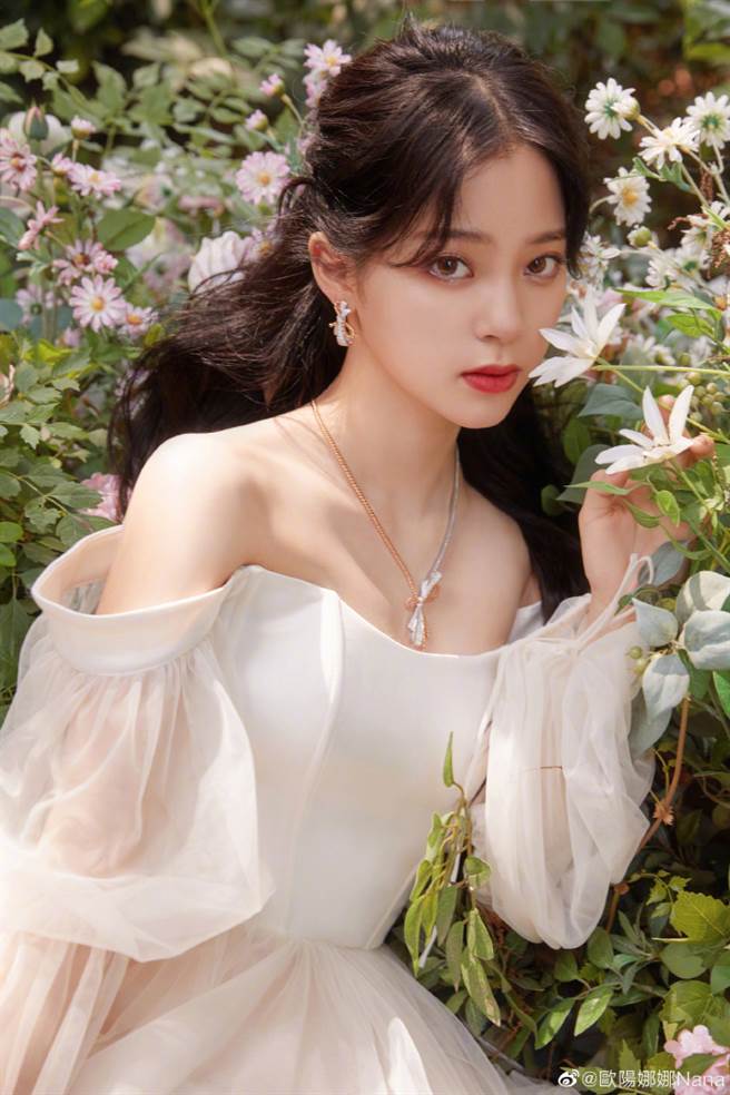欧阳娜娜晒精修美照。（图／取材自欧阳娜娜微博）
