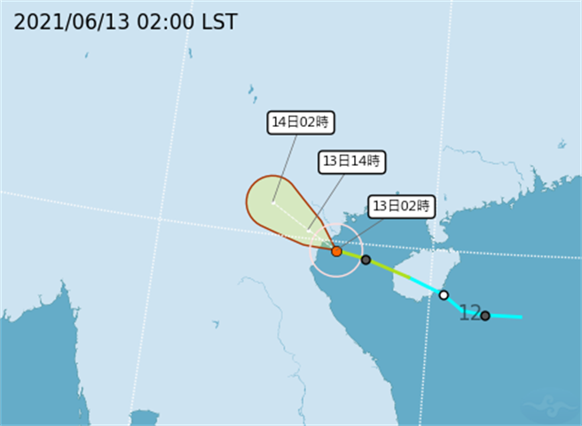 中央气象局最新(13日2时)「路径潜势预测图」显示，第4号颱风「小熊」，上午将登陆越南北部。（翻摄自气象局）