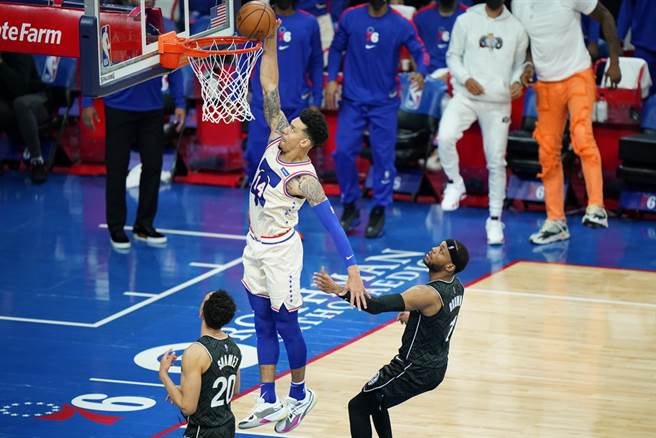 七六人先发前锋丹尼格林将因右小腿拉伤至少缺席2周。(美联社资料照)