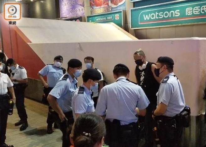 反修例2周年，港警旺角拘3青少年、29男女违限聚令吃罚单。（香港东网）