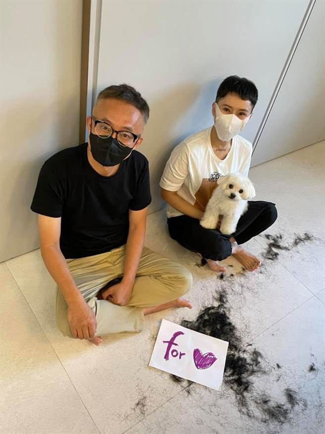 詹雅雯在好友許常德的陪伴下，把頭髮剪得更短。（圖／FB@許常德）