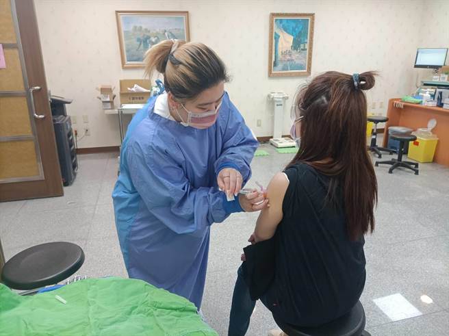 童综合医院加开AZ COVID-19疫苗接种门诊，为1-5族群施打疫苗。（王文吉摄）