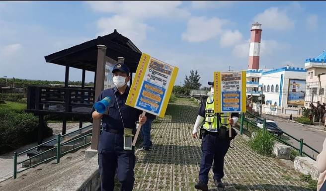 清水分局高美所所长林士钦率员巡迴高美湿地宣导防疫。（清水分局提供／王文吉台中传真）
